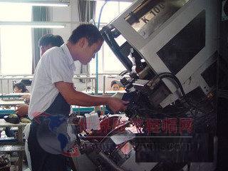 桐鄉(xiāng)市制鞋企業(yè)考察百麗、達(dá)芙妮生產(chǎn)工廠(chǎng)-世界服裝鞋帽網(wǎng)-行業(yè)門(mén)戶(hù).全國(guó)十佳電子商業(yè)行業(yè)門(mén)戶(hù)網(wǎng)站